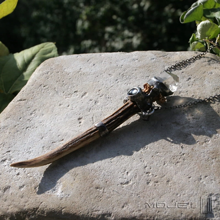 Skarb-lesnego-elfa-wisior-z-rogu-parostek-rogowy-bizuteria-poganska-krysztal-gorski-wisior-z-kryształem-górskim