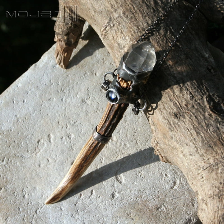 Skarb-lesnego-elfa-wisior-z-rogu-parostek-rogowy-bizuteria-poganska-krysztal-gorski-wisior-z-kryształem-górskim