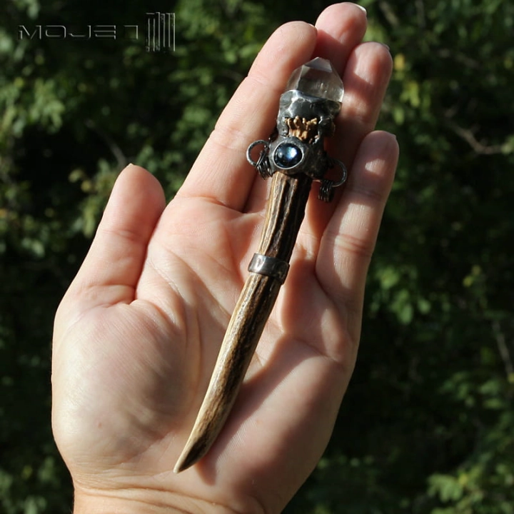 Skarb-lesnego-elfa-wisior-z-rogu-parostek-rogowy-bizuteria-poganska-krysztal-gorski-wisior-z-kryształem-górskim