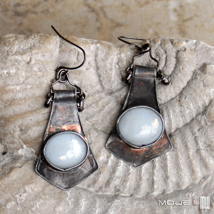 Szklana białoperła, kolczyki, kolczyki tiffany, biżuteria z miedzi, biżuteria tiffany, biżuteria fusing, rękodzieło, ręcznie robiony, biżuteria autorska, szklane oczko, biały kaboszon