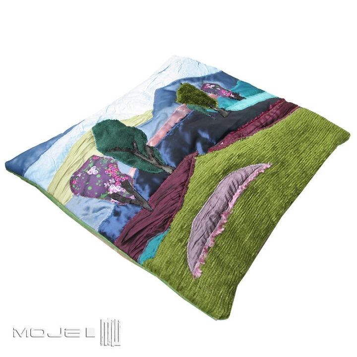 Spacer-w-chlodny-dzien-poszewka-dekoracyjna-patchwork-szycie-rozne-materiały-tkanina-na-poduszke