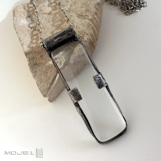 pamiątka z krainy lodu II, szklany wisior, biżuteria fusing, miedziana oprawa, szklano-miedziany, bezbarwne szkło, biżuteria Tiffany