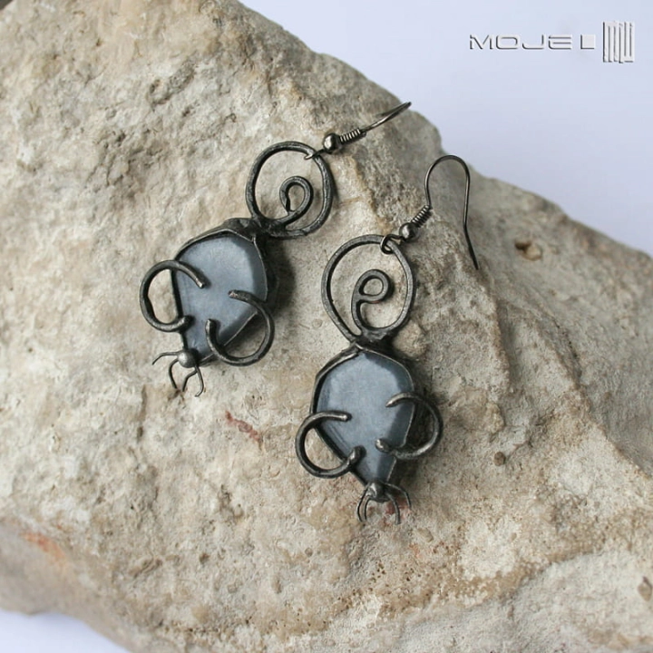 Szare-myszki-myszki-przejrzystozielone-szklane-kolczyki-wiszace-ze-szkla-miedziane-do-uszu