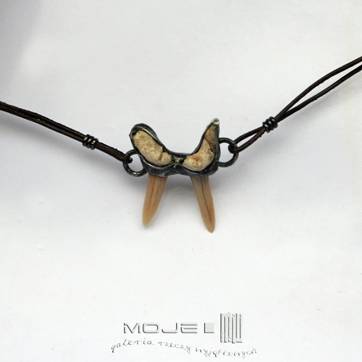 Podwojny-zab rekina-meski-wisiorek-talizman-amulet-bizuteria-poganska