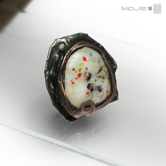 Okruchy kolorów w mleku. pierścionek Tiffany, biżuteria, pierścionek, biżuteria fusing, fusing szklany, pierścionek z oczkiem, metaloplastyka, hand-made, biżuteria autorska,