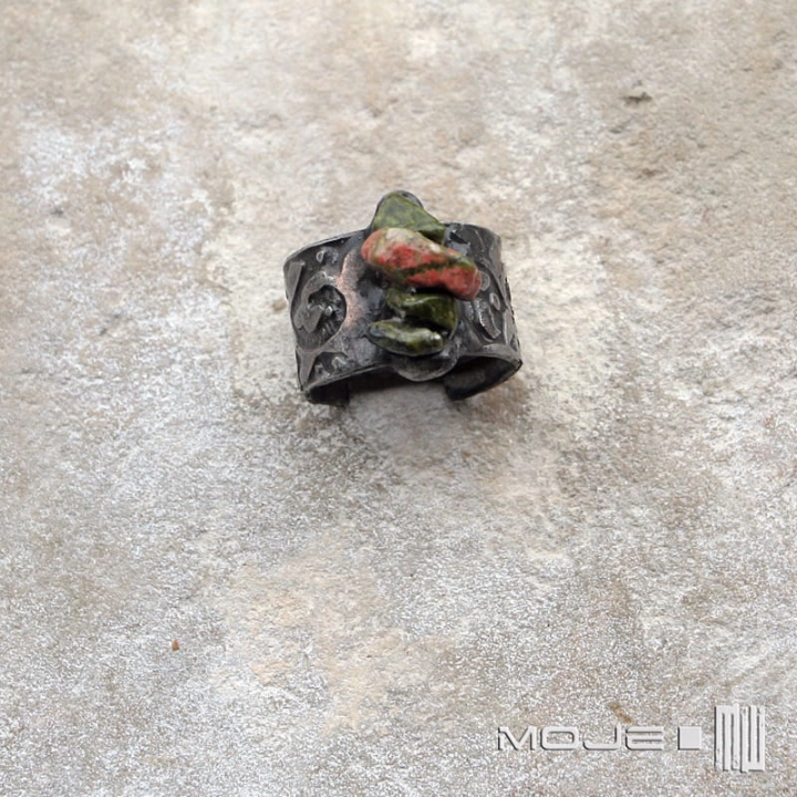 Inanna II, szeroka obrączka, miedziana, pierścionek z unakitem