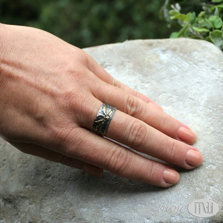 Kwiat-ze-zlota-poswiata-srebrna-obraczka-recznie-robiona-pozlacana-srebro-ze-srebra