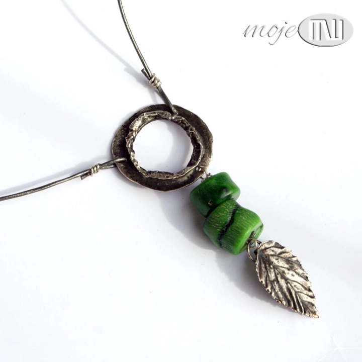 Obrecz-z-lisciem-wisior-ze-srebra-i-korala-lisc-srebro-koral-zielony-srebrna-bizuteria