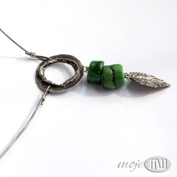 Obrecz-z-lisciem-wisior-ze-srebra-i-korala-lisc-srebro-koral-zielony-srebrna-bizuteria