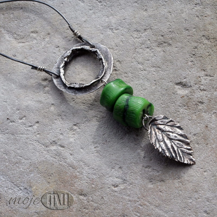 Obrecz-z-lisciem-wisior-ze-srebra-i-korala-lisc-srebro-koral-zielony-srebrna-bizuteria