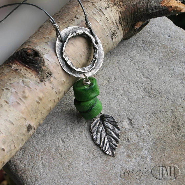 Obrecz-z-lisciem-wisior-ze-srebra-i-korala-lisc-srebro-koral-zielony-srebrna-bizuteria