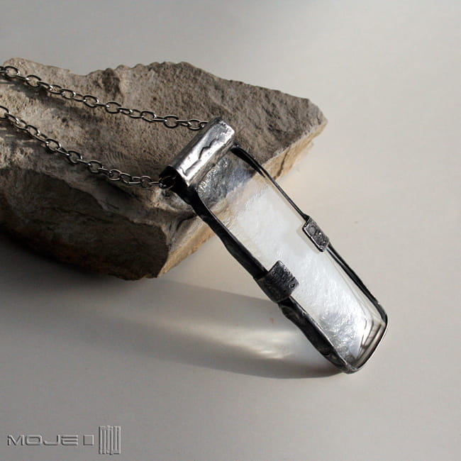 pamiątka z krainy lodu II, szklany wisior, biżuteria fusing, miedziana oprawa, szklano-miedziany, bezbarwne szkło, biżuteria Tiffany