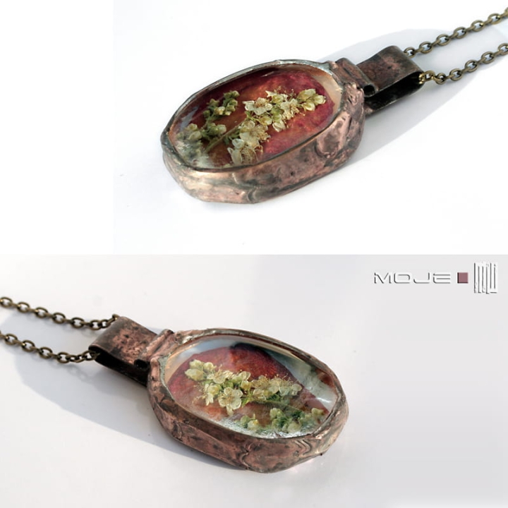 kwiaty tawuły na płatku róży,  szklany wisior, biżuteria fusing, miedziana oprawa, hand made, ręcznie robione, suszone kwiaty, kwiatowy wisior, wisior z kwiatami, kwiaty pod szkłem, różowy kwiat, biżuteria autorska, wisior