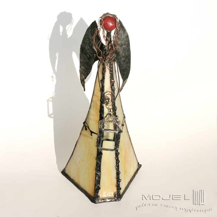 Argilo III, szklany anioł, stojący anioł, witrażowy