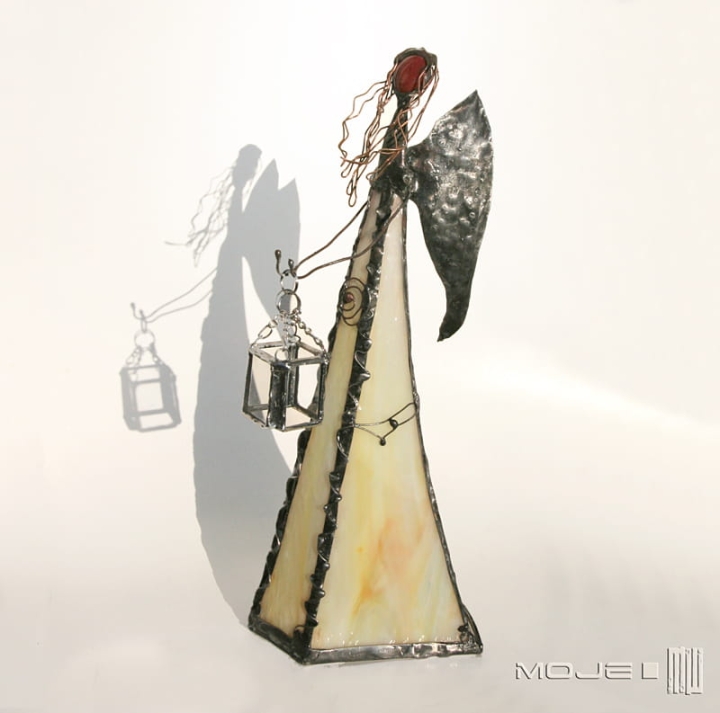 Argilo III, szklany anioł, stojący anioł, witrażowy