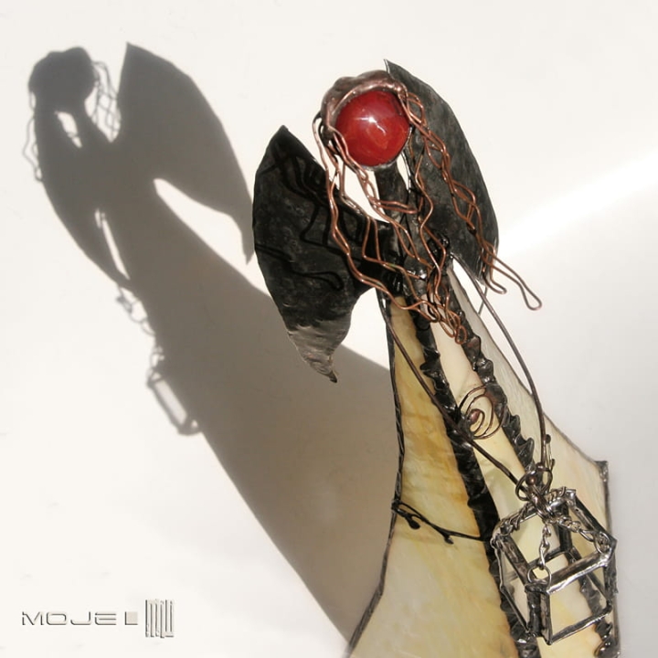 Argilo III, szklany anioł, stojący anioł, witrażowy