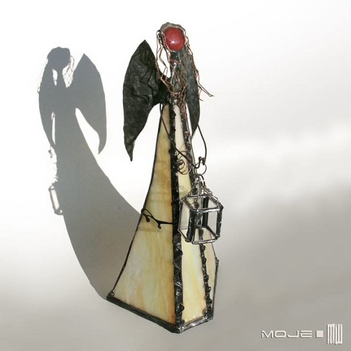 Argilo III, szklany anioł, stojący anioł, witrażowy