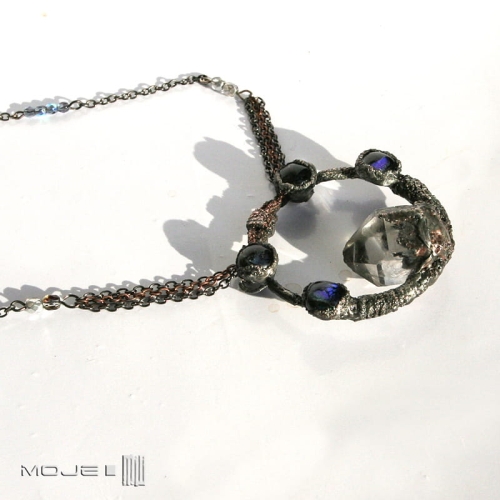 Zaklety-krag-miedziany-wisior-krysztal-gorski-okragly-elektrofomrowanie-miedziowanie-fusing-szklo