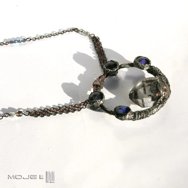 Zaklety-krag-miedziany-wisior-krysztal-gorski-okragly-elektrofomrowanie-miedziowanie-fusing-szklo