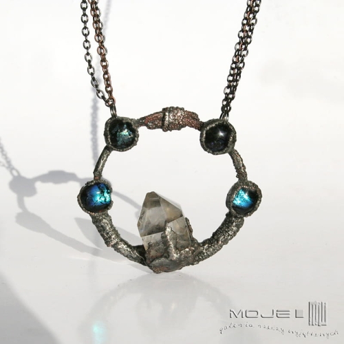 Zaklety-krag-miedziany-wisior-krysztal-gorski-okragly-elektrofomrowanie-miedziowanie-fusing-szklo