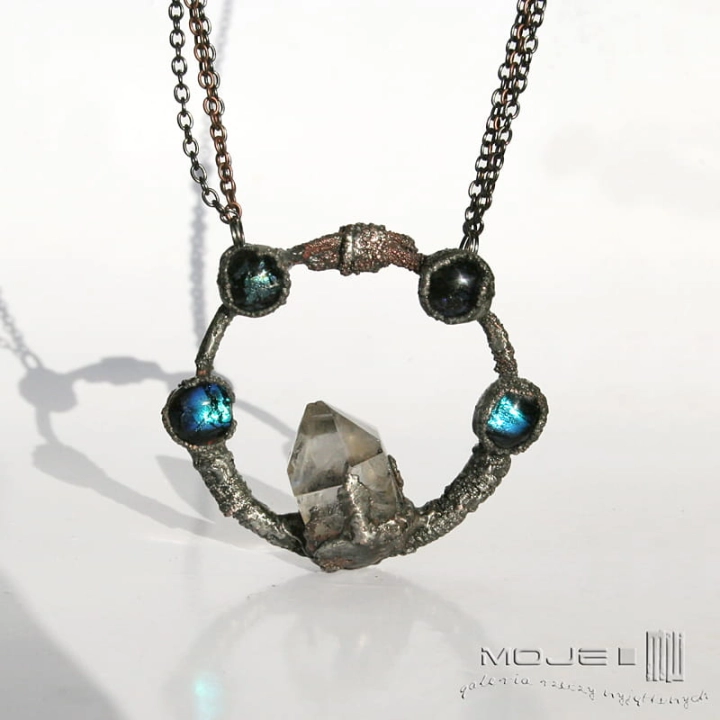 Zaklety-krag-miedziany-wisior-krysztal-gorski-okragly-elektrofomrowanie-miedziowanie-fusing-szklo