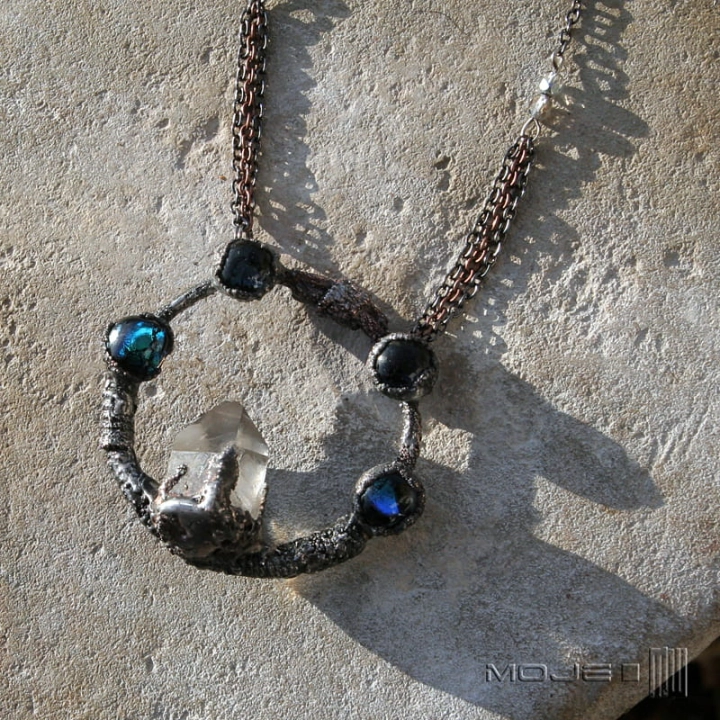 Zaklety-krag-miedziany-wisior-krysztal-gorski-okragly-elektrofomrowanie-miedziowanie-fusing-szklo