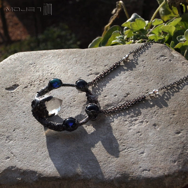 Zaklety-krag-miedziany-wisior-krysztal-gorski-okragly-elektrofomrowanie-miedziowanie-fusing-szklo