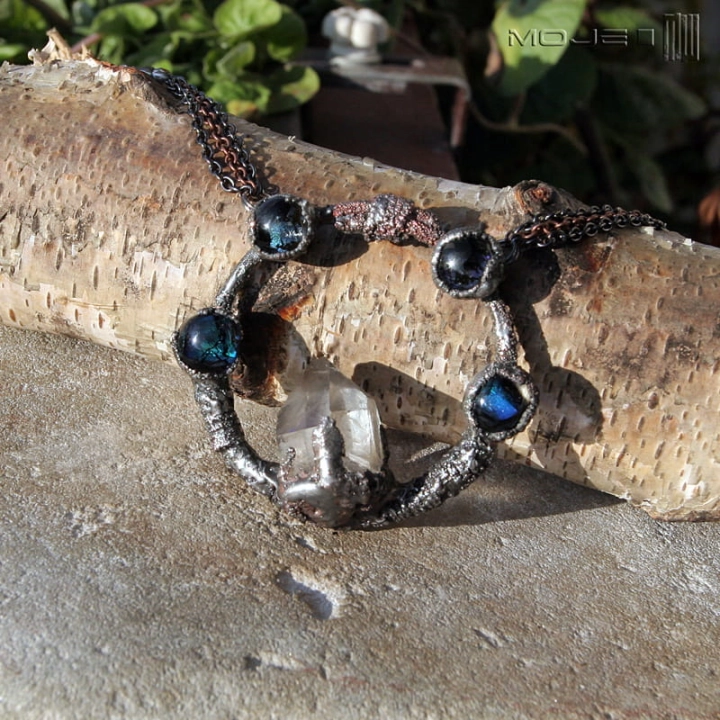 Zaklety-krag-miedziany-wisior-krysztal-gorski-okragly-elektrofomrowanie-miedziowanie-fusing-szklo