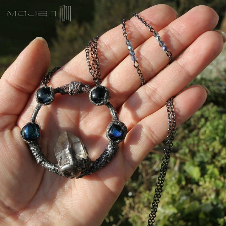 Zaklety-krag-miedziany-wisior-krysztal-gorski-okragly-elektrofomrowanie-miedziowanie-fusing-szklo