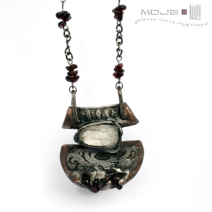 Cytrynowe-wrota-wisior-z-miedzi-miedziana-bizuteria-surowy-cytryn-kamien-naturalny-florystyczne-rustykalny-z-cytrynem