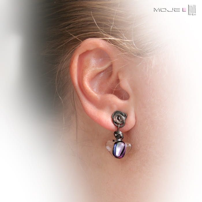 Opalizująca różowość z zawirowaniem, szklane kolczyki, fusing szklany, szkło dichroiczne, sztyfty