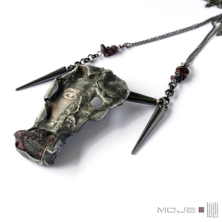 Nyja-bogini-swiata-podziemnego-wisior-miedziany-slowianskie-bostwo-surowy-granat-czaszka-bizuteria-poganska