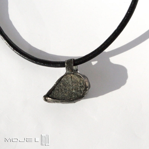 Kamienny-kieł-meski-wisiorek-kamien-naturalny-rzemien-skorzany-miedziany-dla-mezczyzny-bizuteria