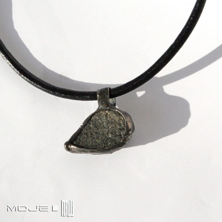 Kamienny-kieł-meski-wisiorek-kamien-naturalny-rzemien-skorzany-miedziany-dla-mezczyzny-bizuteria