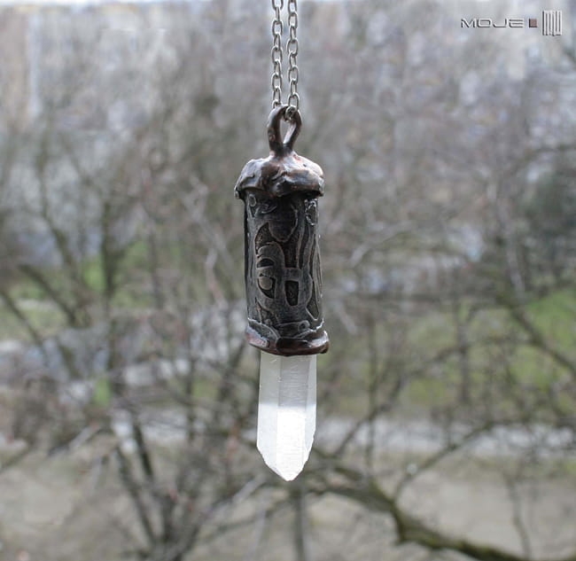 Boski-palec-Bendis-wisior-z-miedzi-i-krysztalu-gorskiego-trawiony-metal-miedziany-autorska-bizuteria