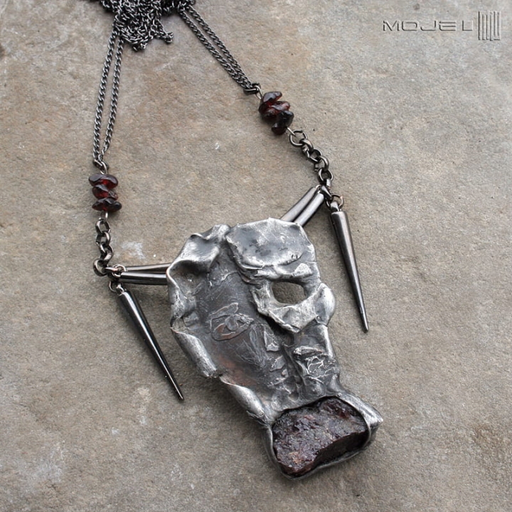 Nyja-bogini-swiata-podziemnego-wisior-miedziany-slowianskie-bostwo-surowy-granat-czaszka-bizuteria-poganska