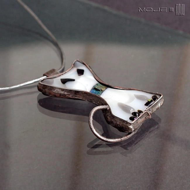 Biały kot, kot, szklany kot, biżuteria fusing, biżuteria szklana, biżuteria tiffany, biżuteria z miedzi, biżuteria ze szkła, kot tiffany, biżuteria miedziana, biżuteria autorska 