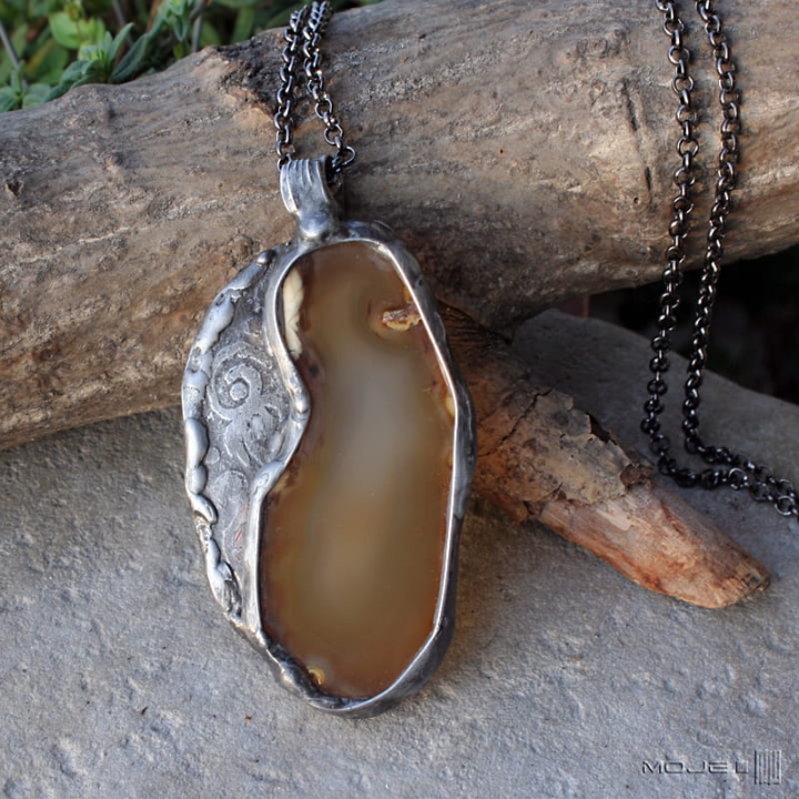 Agat w kolorach ziemi, wisior z agatem, trawiony metal, miedziany wisior, biżuteria z kamieniem naturalnym