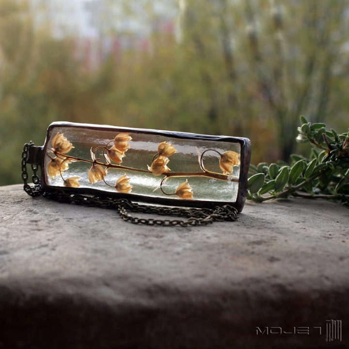 Herbario długa konwalia, suszone kwiaty, kwiatowy wisior, wisior z kwiatami, kwiaty pod szkłem, kwiaty konwalii, konwalia, biżuteria autorska, wisior, wisiorek, zielnik