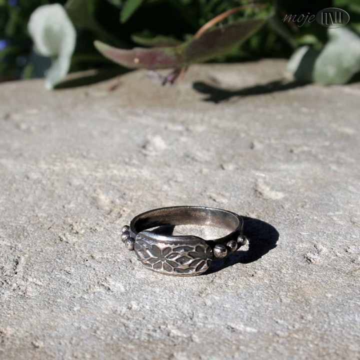 radosna-drobnotka-srebrny-pierscionek-ze-srebra-kwiatek-art-clay-recznie-robiony