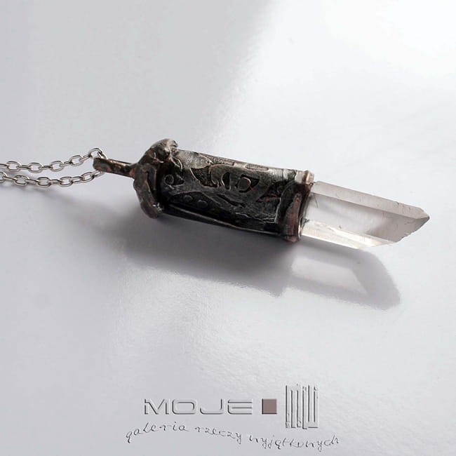 Boski-palec-Bendis-wisior-z-miedzi-i-krysztalu-górskiego-trawiony-metal-miedziany-autorska-biżuteria