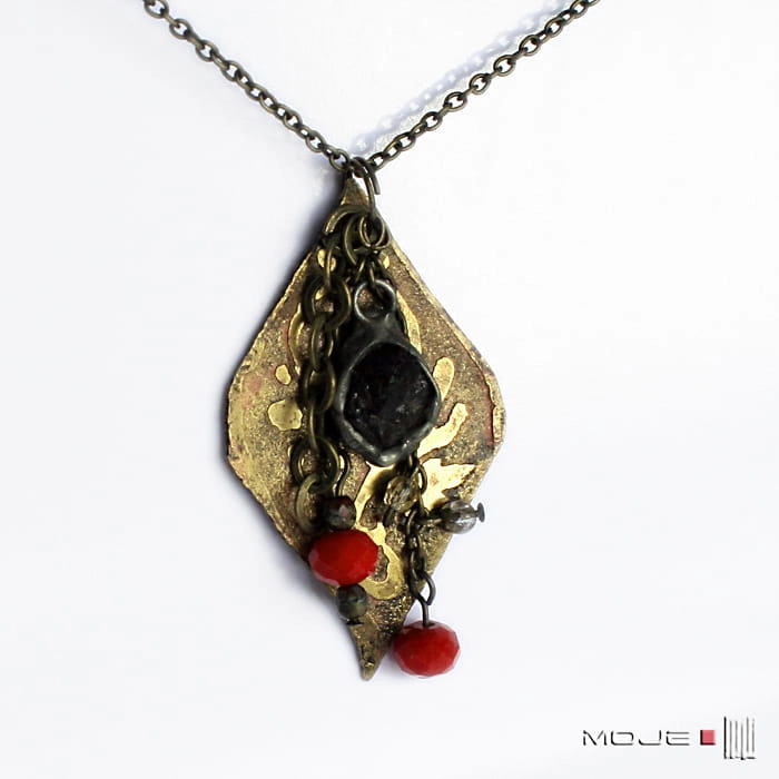 Lisc-z-granatem-wisior-mosiezny-trawione-wzory-brylka-granatu-ozdobny-kwiatowe-wzory-handmade