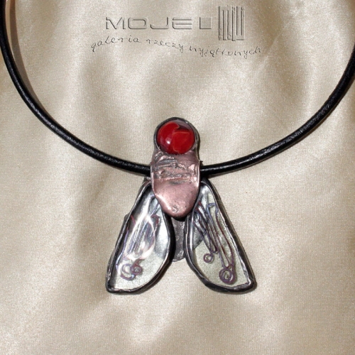 Mucha którą da się lubić, szklany wisior, miedziany wisior, wisior ze szkła i miedzi, biżuteria autorska, hand made, niepowtarzalna biżuteria, owad, duży owad, mucha, metaloplastyka, hand made