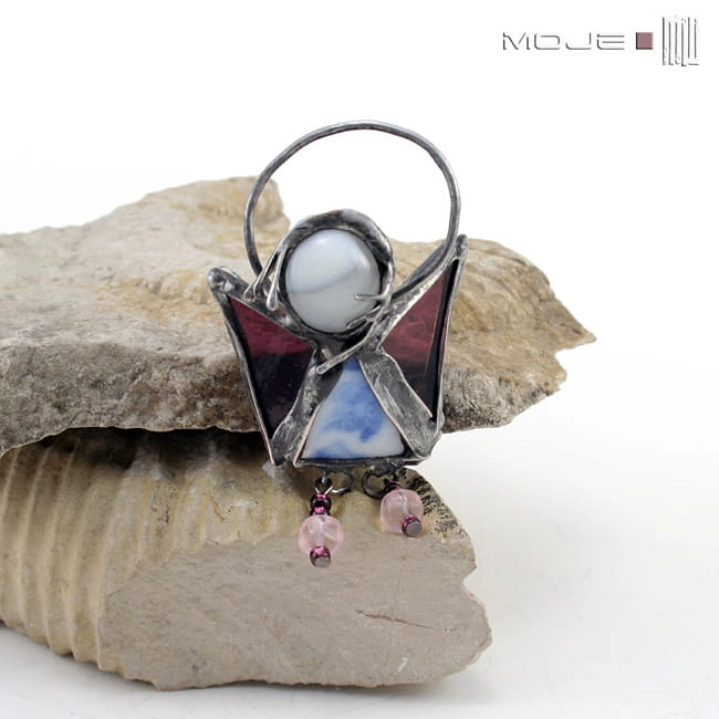 Aniołek porcelanek z różowymi butkami, szklany anioł, aniołek na szczęście, witraż tiffany, święta, boże narodzenie, rękodzieło, anioł wiszący, aniołek, wiszący aniołek, ręcznie robione, handmade, aniołek ze szkła,