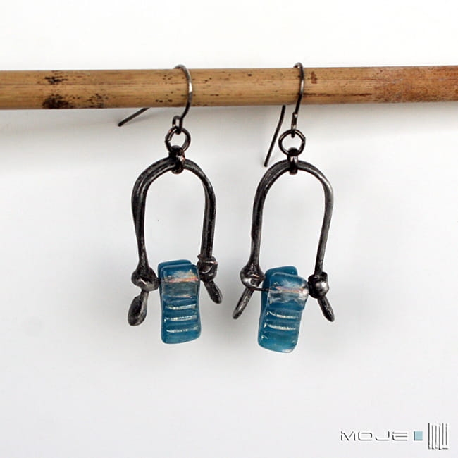 Obłąk w turkusie, kolczyki z miedzi i szkła, szkło dichroiczne, łukowate kolczyki, ręcznie robione, biżuteria z miedzi, hand made