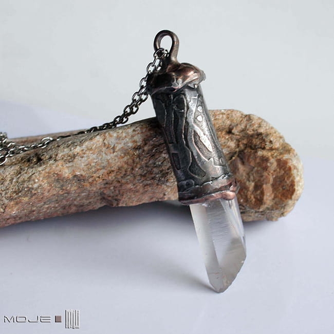 Boski-palec-Bendis-wisior-z-miedzi-i-krysztalu-gorskiego-trawiony-metal-miedziany-autorska-bizuteria