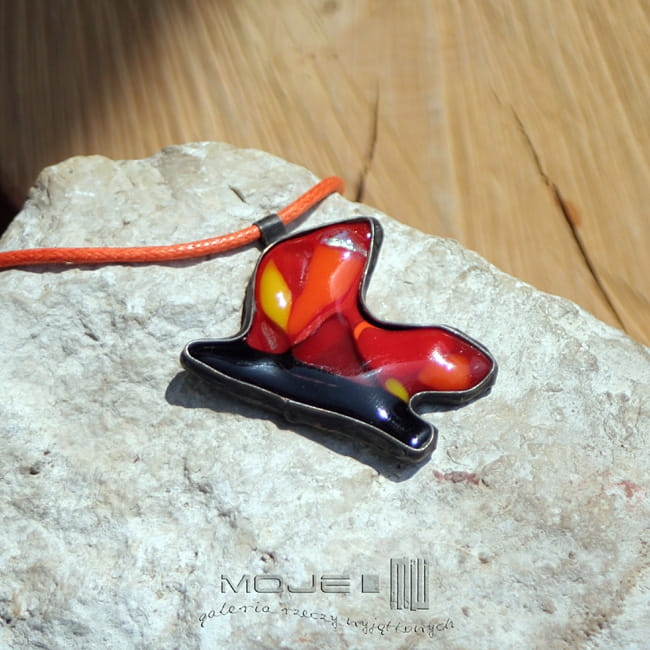Motyl w czerwieni, wisior, szklany wisior, biżuteria fusing, miedziany wisior, biżuteria tiffany, biżuteria autorska, metaloplastyka, owad, owady, szkło dichroiczne
