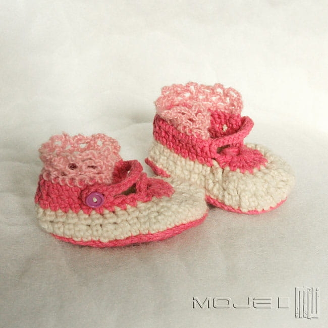 Paputki z różowym brzeżkiem, buciki z włóczki dla dzieci