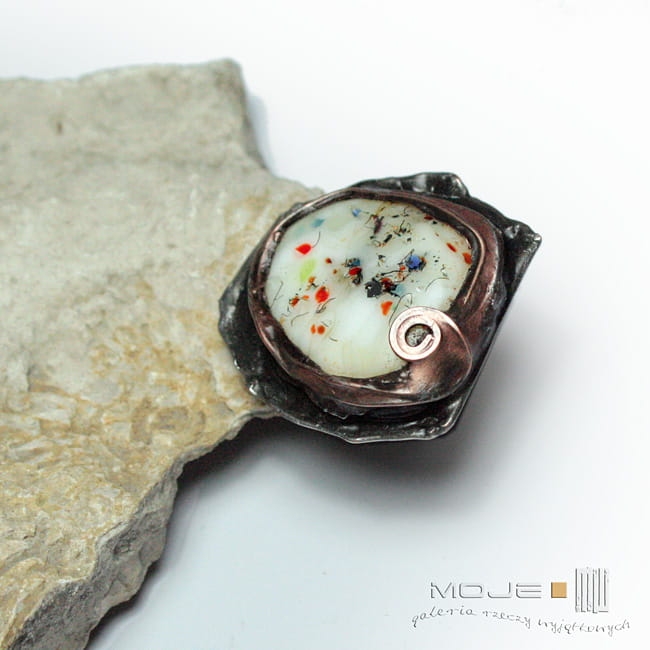 Okruchy kolorów w mleku. pierścionek Tiffany, biżuteria, pierścionek, biżuteria fusing, fusing szklany, pierścionek z oczkiem, metaloplastyka, hand-made, biżuteria autorska,