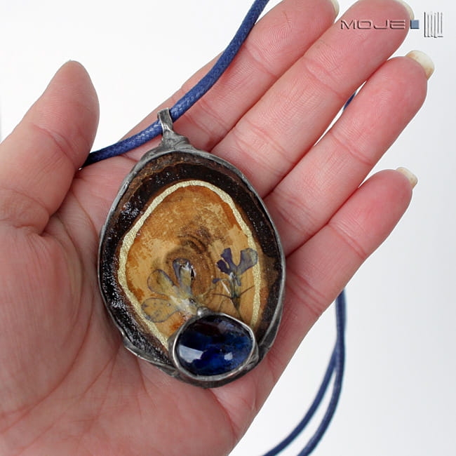 Kolor który oddały kwiaty, medalion z drewna i szkła, rustykalny, biżuteria z drewna, biżuteria ze szkła, tiffany, fusing, drewniany, wisior, biżuteria autorska, hand made, ręcznie robione, z drewna, naturalne,